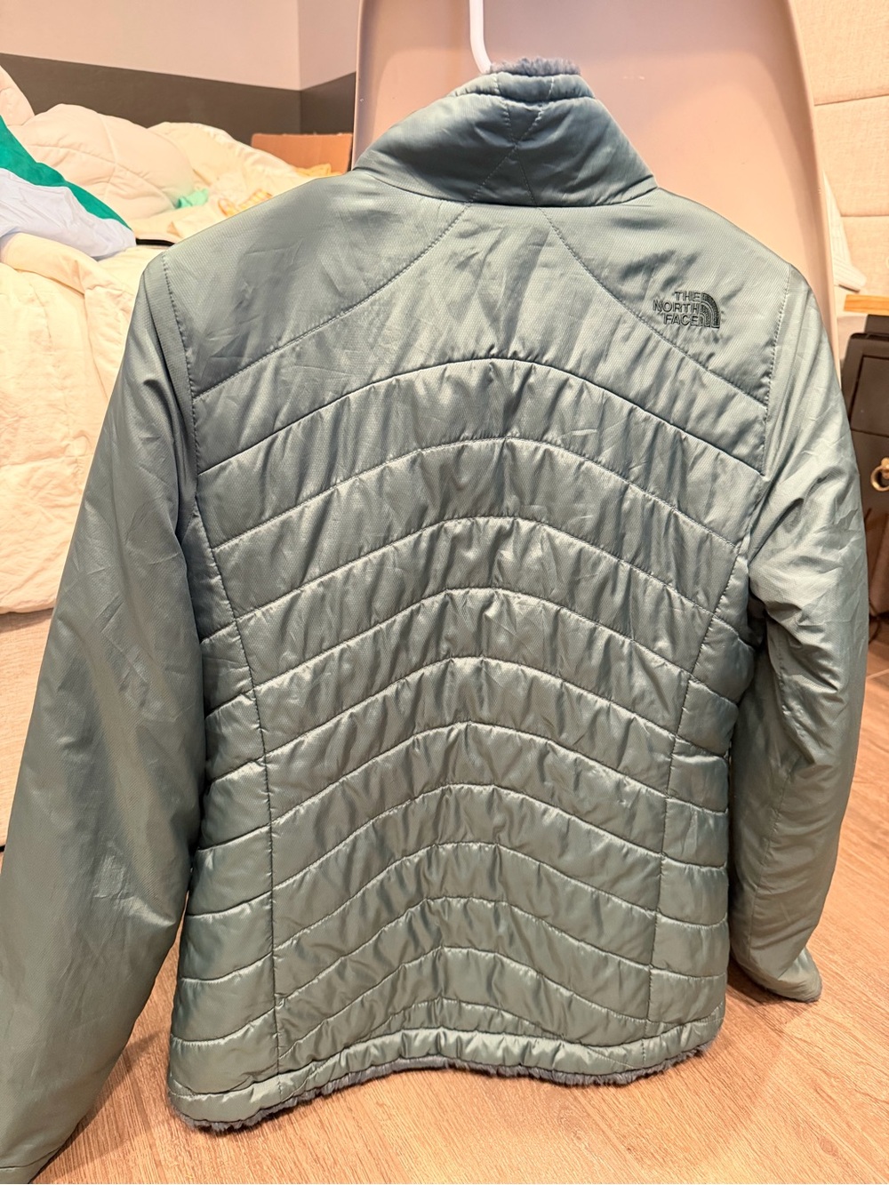 The North Face reversibleQuilted Jacket in Sage Green - Picture 4 of 6
